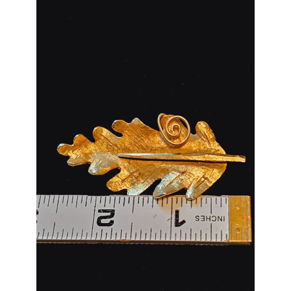 BSK Vintage Leaf Brooch‎ Textured gold tone pin - Picture 2 of 8